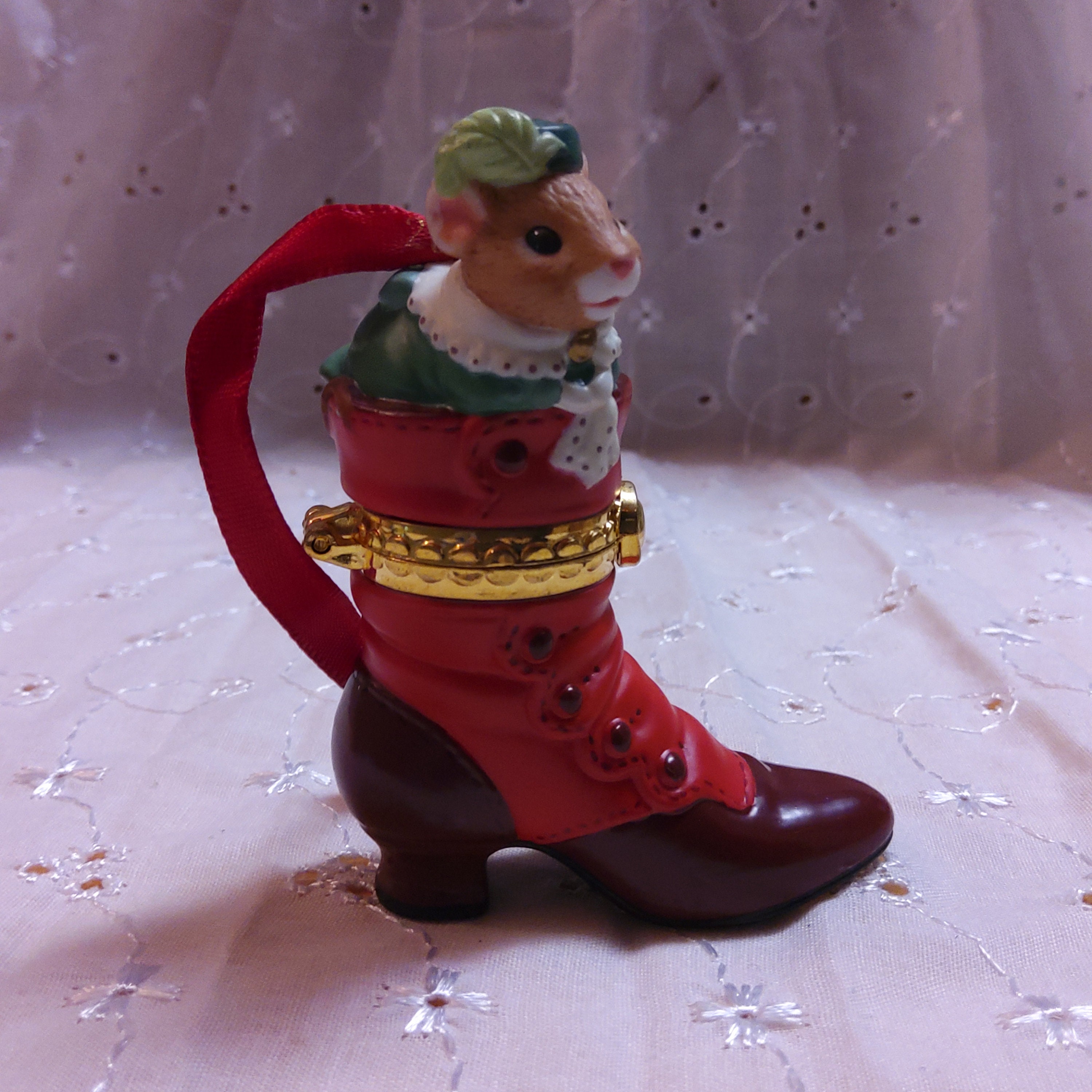 Hallmark Keepsake Ornament "Fashion Afoot" is 1rst in Series. Is also a Trinket Box. Dated 2000. Vintage.