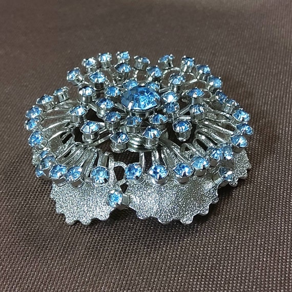 Beautiful Round Silvertone Floral Brooch with Met… - image 7