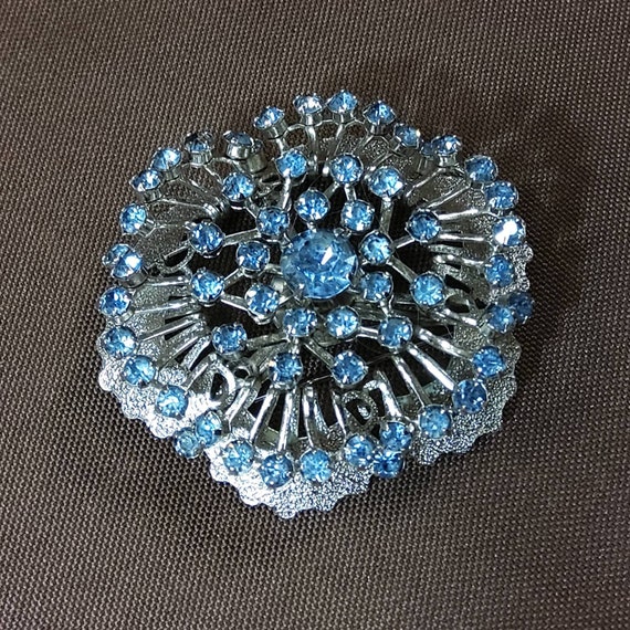 Beautiful Round Silvertone Floral Brooch with Met… - image 2