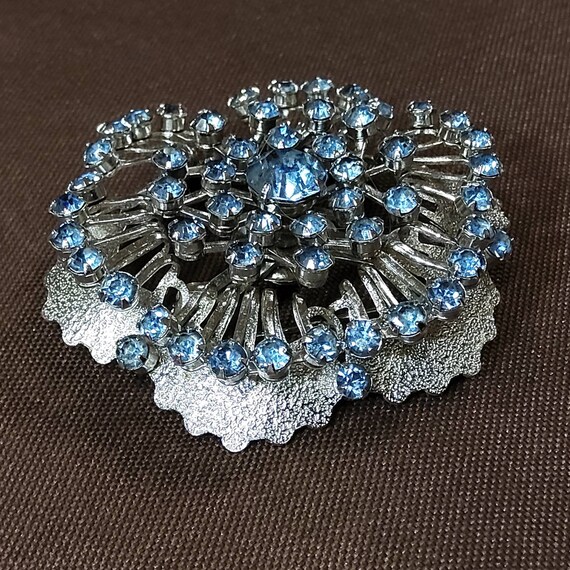 Beautiful Round Silvertone Floral Brooch with Met… - image 9