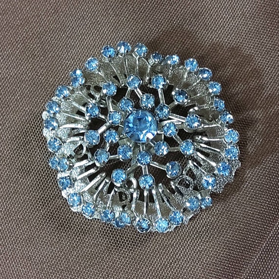 Beautiful Round Silvertone Floral Brooch with Met… - image 4