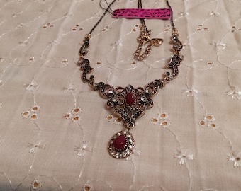 BETSEY JOHNSON Bedazzled Floral Swag Necklace on an Antiqued Goldtone Necklace. NEW.