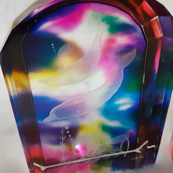 Prisme de cristal arc-en-ciel avec des dauphins gravés à