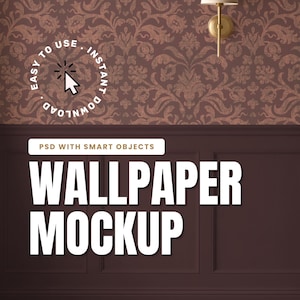 Könnte beinhalten: Ein Tapeten-Mockup mit einem Damastmuster in Braun- und Beigetönen. Eine Wandleuchte mit cremefarbenem Lampenschirm und goldfarbener Halterung ist zu sehen. Der Text lautet "Wallpaper Mockup" und "PSD with Smart Objects."
