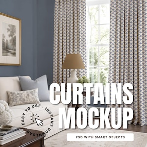 Könnte beinhalten: Wohnzimmer mit gemusterten Vorhängen, Sofa und Lampe. Die Vorhänge haben ein geometrisches Design in Blau und Creme. Der Text "CURTAINS MOCKUP" ist zu sehen. Der Raum hat einen Teppich und ein gerahmtes Bild an der Wand.