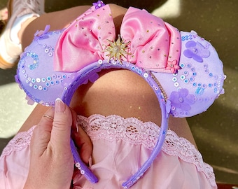 Orelhas florais da Rapunzel, tiara roxa de cetim inspirada em Enrolados, orelhas da Princesa Minnie, orelhas florais com lantejoulas da Disney, tiara rosa feita à mão