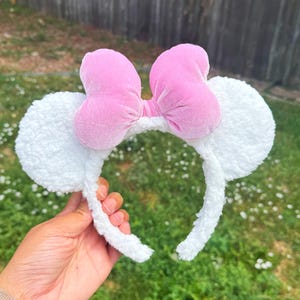 White Sherpa Minnie Ears with Pink Bow – Cozy Disney Ears for Park Days, Pink Sherpa Minnie Ears,Sherpa Disney Ears, Minnie Mouse Ears