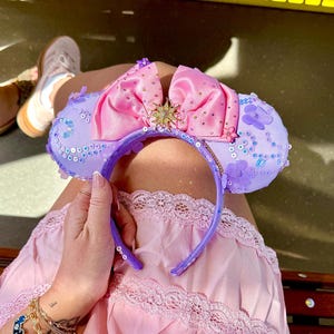Orejas de Minnie y Rapunzel con flores, orejas de Rapunzel Disney, orejas de Mickey y Rapunzel, orejas de Minnie enredadas, orejas de princesa, orejas de Disney moradas satinadas