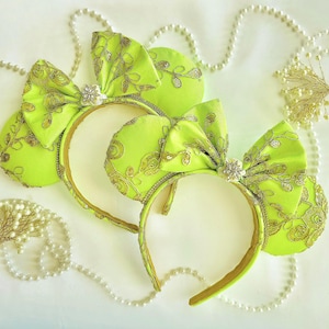 Bandeau oreilles de souris en dentelle florale chartreuse inspirée de Tiana, oreilles de noeud de couronne de gemmes, bandeau d'oreille Disneybound fait main, oreilles de grenouille en satin citron vert