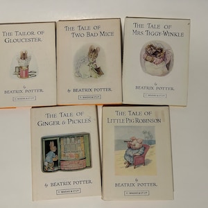 Può includere: Una collezione di cinque libri per bambini vintage di Beatrix Potter. I libri sono tutti nello stesso stile, con una copertina bianca e un'illustrazione colorata sul davanti. I titoli dei libri sono "The Tailor of Gloucester", "The Tale of Two Bad Mice", "The Tale of Mrs. Tiggy-Winkle", "The Tale of Ginger & Pickles", e "The Tale of Little Pig Robinson".