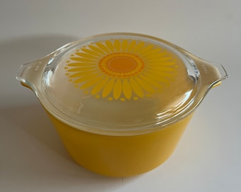 Vintage yellow, Pyrex casserole dish with sunflower lid 1qt #473