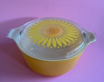 Vintage yellow, Pyrex casserole dish with sunflower lid 2 1/2 qt #475