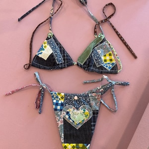 Puede incluir: Un bikini de arriba y abajo de patchwork con un diseño en forma de corazón. La tela es una mezcla de azul, verde, amarillo y blanco.