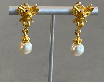 Brincos de pérolas de querubim dourado