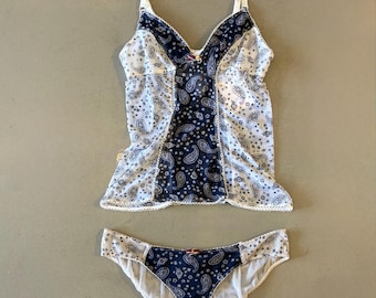 Komplet bielizny Dolce and Gabanna w kolorze niebiesko-białym z siateczki paisley