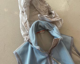 プラダ ブルー ジップアップ ベスト（収納式フード付き） - Etsy 日本