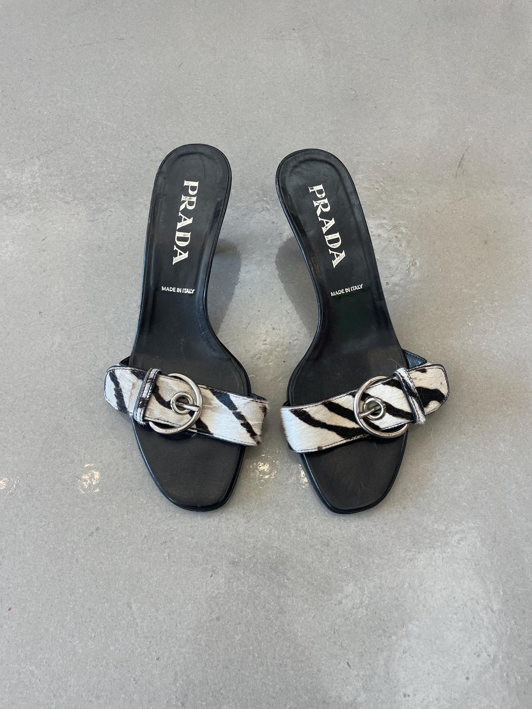 PRADA ドットのハイヒール PRADA Designer Black Suede Studded Heels / 39 – Sarah & Ludo