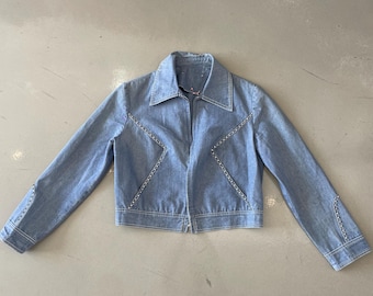 Chaqueta vaquera con cremallera y tachuelas de los años 60