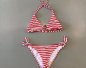 Bikini de cerezas a rayas rojas y blancas de Dolce & Gabbana
