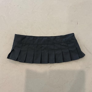 Extra MINI black pleated skirt