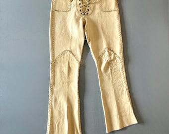 Pantaloni asimmetrici in pelle marrone chiaro fatti a mano in stile messicano, stile North Beach anni '70, con coulisse.