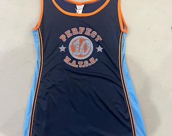 Vestido con camiseta de baloncesto vintage