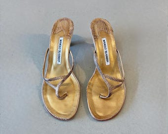 Zapatos de tacón bajo de piel de serpiente dorada de Manolo Blahnik