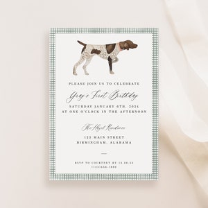 Może przedstawiać: Zaproszenie na zielono-białym wzorze w kratkę z ilustracją brązowo-białego psa. Tekst brzmi: "Proszę dołączyć do nas, aby uczcić pierwsze urodziny Greya, sobota, 6 stycznia 2024 r. o godzinie 13:00, The Hazel Residence, 123 Main Street, Birmingham, Alabama, RSVP do Courtney do 12.20.23 (123)456-7890."