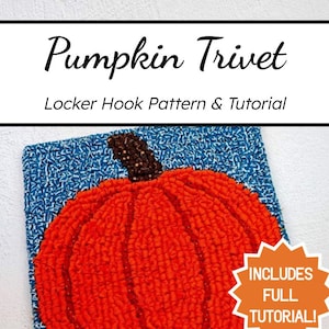 Puede incluir: Un patrón de gancho de casillero titulado Pumpkin Trivet que muestra una calabaza naranja brillante con un tallo marrón oscuro sobre un fondo azul texturizado. Un gráfico de estrella naranja incluye el texto INCLUDES FULL TUTORIAL.