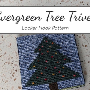 Könnte beinhalten: Ein blaues und grünes Teppichhäkelmuster eines immergrünen Baumes mit roten, gelben und orangefarbenen Ornamenten. Das Muster trägt den Titel "Evergreen Tree Trivet" und "Locker Hook Pattern".