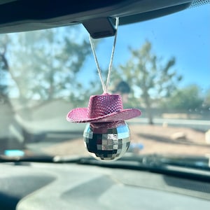 Disco Cowgirl Auto Anhänger, Pink Sparkle Cowgirl Hut, weißer Cowgirl Hut, Disco Ball Auto Zubehör, Auto Dekor für Sie, Western Auto Dekor