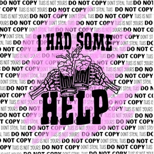 Może przedstawiać: Czarno-biały projekt graficzny z dwoma szkieletowymi rękami trzymającymi dwa kufle piwa z rozlewającą się pianą. Tekst "Miałem trochę pomocy" znajduje się pod kuflami.