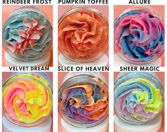 Può includere: Sei vasetti di burro per il corpo colorato e montato, con nomi diversi: Reindeer Frost, Pumpkin Toffee, Allure, Velvet Dream, Slice of Heaven e Sheer Magic. Ogni vasetto contiene un diverso vortice di colori pastello, come blu, rosa, arancione e giallo.