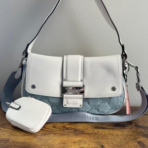 Neu mit Etikett Juicy Couture Y2Süße Flap Hand Bag Geldbörse Crossbody Washed Blau Weiß