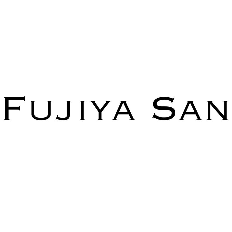 Peut inclure: Logo de texte noir et blanc qui lit "FUJIYA SAN"