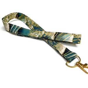 Peut inclure: Une tasse en céramique blanche avec une anse noire et le texte "But First, Coffee" en noir, dans une police manuscrite. La tasse est posée sur une surface blanche.