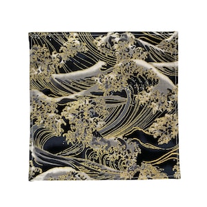 Puede incluir: Tela cuadrada con un patrón repetido de olas oceánicas estilizadas. El diseño presenta colores negro, gris y dorado, creando una estética dramática y elegante. La tela se utiliza probablemente para la decoración del hogar o accesorios de moda.