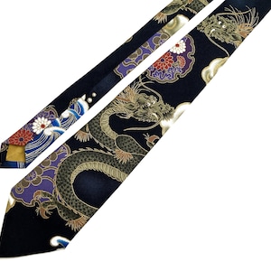 Peut inclure: Une cravate en soie noire avec un motif de dragon dor&eacute; et vert. Le dragon est entour&eacute; de nuages et de fleurs dans des tons de violet, bleu et rouge.