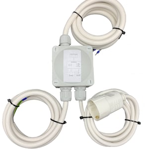Puede incluir: Un cable de extensión eléctrico blanco con una caja de conexiones gris y un enchufe blanco. La caja de conexiones tiene una etiqueta con el texto "Anschluss- und Verteilerdose" y "Anschlussplan".