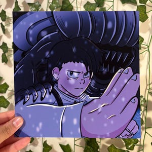 Peut inclure: Impression carrée présentant une illustration de style anime d'une personne aux cheveux noirs courts, vêtue d'un uniforme blanc et avec une expression déterminée. Une grande silhouette sombre se profile derrière eux, une main tendue devant.