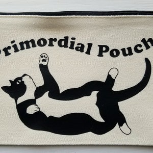 Primordial Pouch - Astuccio in tela di cotone al 100% da 8 x 5 pollici, con una simpatica illustrazione in vinile di un gatto in smoking