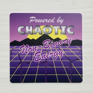 Könnte beinhalten: Ein lila und gelber Aufkleber mit Retro-Design. Der Aufkleber lautet "Powered by Chaotic Non-Binary Energy" mit einem Gittermuster und Windmühlen im Hintergrund.