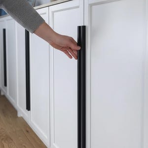 Lange schwarze Möbelgriffe aus Holz für IKEA Pax Küchenschränken und Küchen