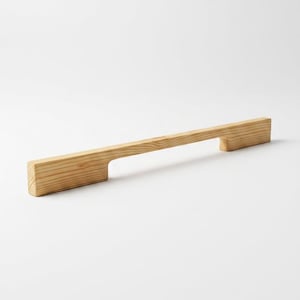 Peut inclure: Une poignée de meuble rectangulaire en bois avec une finition naturelle. La poignée comporte une zone de préhension encastrée et est conçue pour une installation facile. Le grain du bois est visible, ajoutant à son charme rustique. Idéal pour les armoires de cuisine ou de salle de bain.