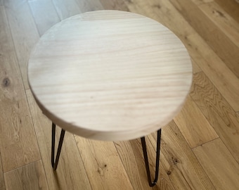 Mesa minimalista de madera de fresno hecha a mano, mesita auxiliar pequeña con patas de horquilla de 40 cm.