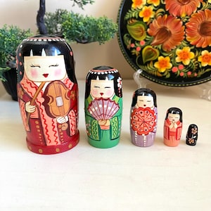 Poupées gigognes filles asiatiques avec violon, 5 pièces, matriochka artistique ukrainienne, cadeau de Noël personnalisé, superposition Montessori, décoration de chambre d&#39;enfants de Noël