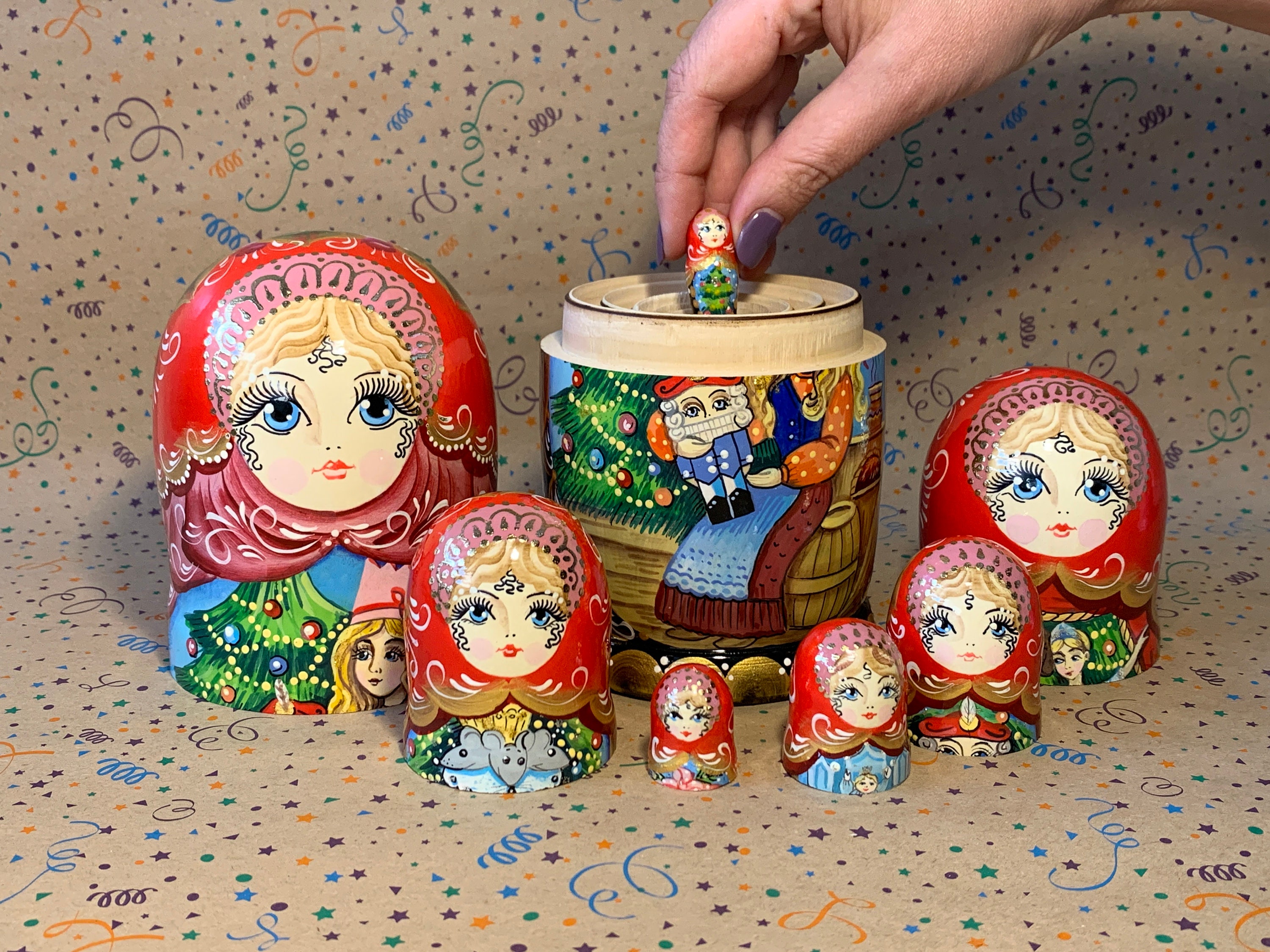 くるみ割り人形のマトリョーシカ人形：手描きのクリスマス
