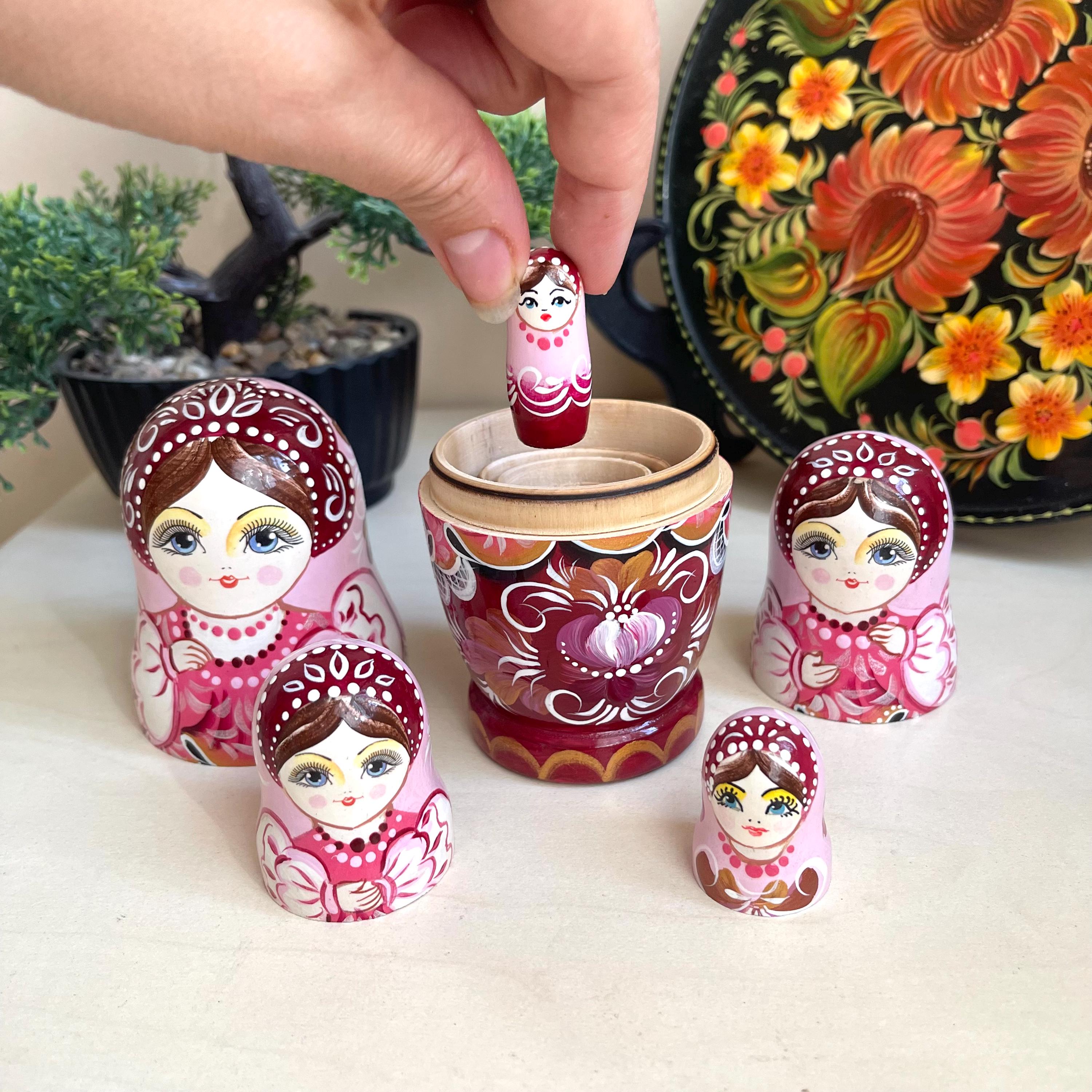 ピンクの入れ子人形5個、手描きのマトリョーシカ、花飾りセット - Etsy