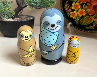 Simpatiche matrioske a forma di bradipo, set di bambole russe in legno dipinte a mano, regali personalizzati, decorazioni per mensole, arte animale stravagante