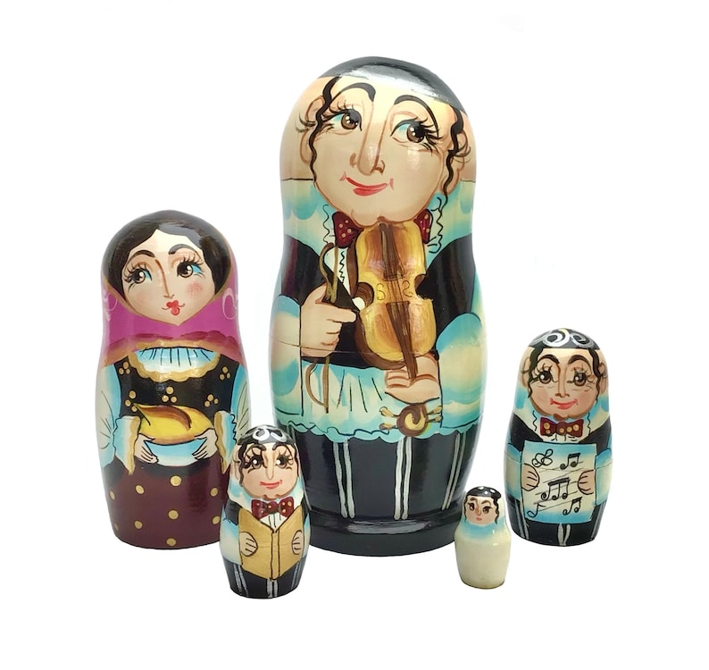 以下が含まれることがあります： 手描きのロシアの入れ子人形、マトリョーシカ人形の5個セット。音楽家を描いています。一番大きい人形はバイオリンを持ち、他は音符や楽器が描かれています。人形は、鮮やかな色使いの伝統的なフォークアートスタイルです。